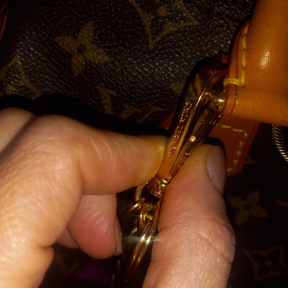 Michael Kors Magenta Pom pom fur keychain Small - Picture 5 of 5